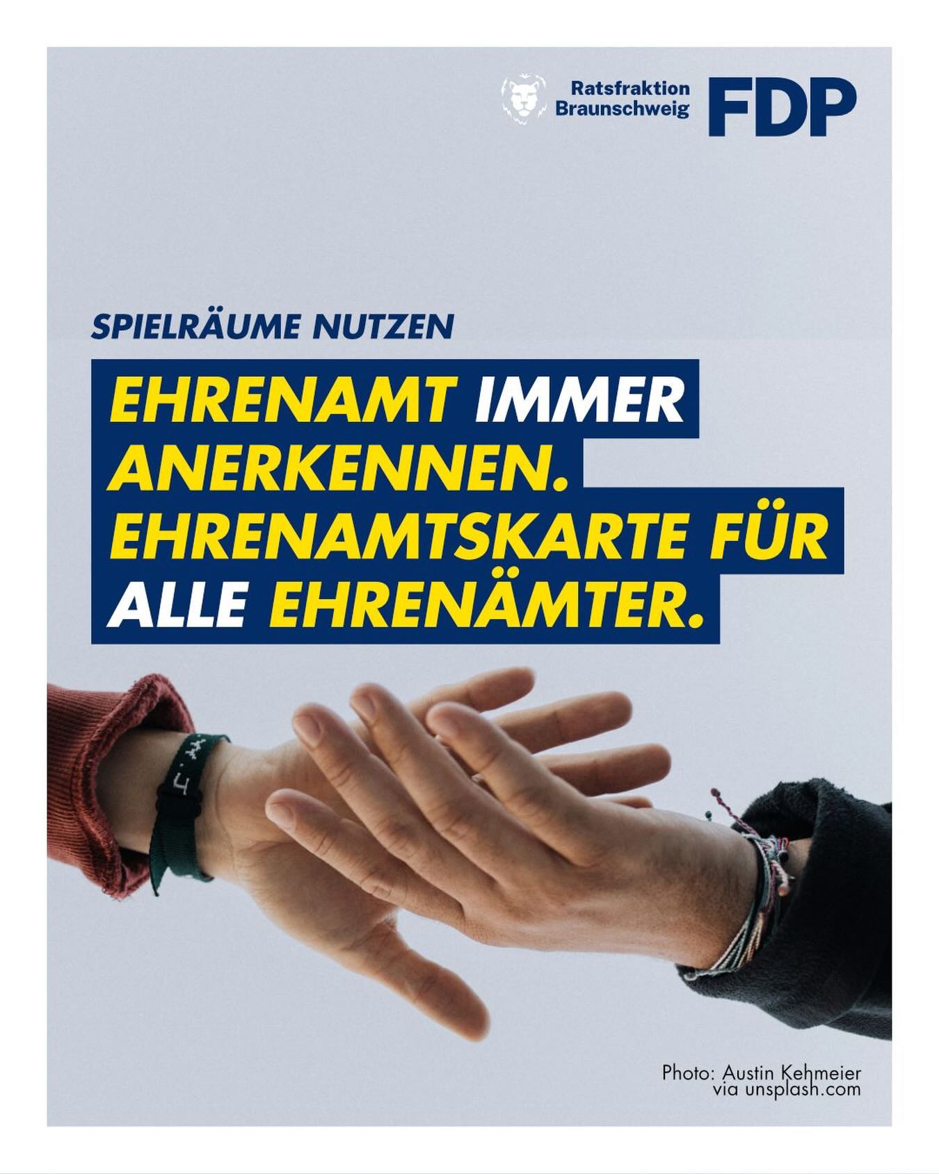 Klar: ein Ehrenamt macht man nicht für Geld, sondern um der Sache willen. Anerkennung für das Engagement, die Zeit, die Nerven, die man investiert, tut aber gut – und ist wichtig, um Menschen weiterhin für das Ehrenamt zu begeistern. Wir haben darum beantragt, den Kreis derer, die eine Ehrenamtskarte bekommen können, auszuweiten.
Wer sich in Braunschweig ehrenamtlich engagiert, ohne dafür eine Aufwandsentschädigung zu erhalten, kann diese Karte beantragen, mit der man bei diversen Partnern kleine Vergünstigungen erhält.
Wir freuen uns über die Bereitschaft der Verwaltung, sich des Themas anzunehmen und im Herbst eine eigene Vorlage einzubringen. Dies hatte die Verwaltung in einer Stellungnahme erklärt. Wir haben unseren Antrag daher zurückgezogen und sehen der Ratssitzung im September entgegen, in der der Vorschlag der Verwaltung zur Abstimmung stehen wird.