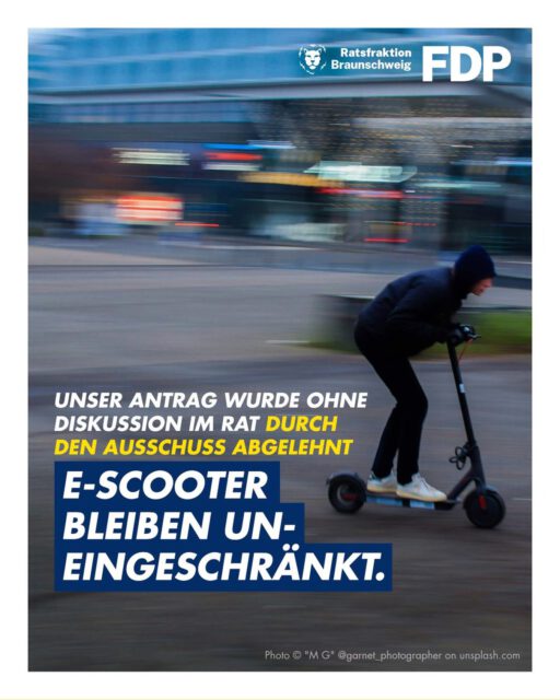 Fahrradfahren ist aus guten Gründen in Fußgängerzonen tagsüber nicht gestattet, auch im übrigen öffentlichen Raum sind die Regeln für Radfahrer klar. E-Scooter hingegen sind oft mit hoher Geschwindigkeit in Fußgängerzonen und auf Gehwegen oder in umgekehrter Fahrtrichtung auf Radwegen unterwegs und gefährden damit vor allem langsamere und schwächere Verkehrsteilnehmer, aber auch sich selbst. Hier brauchen wir eine klare Botschaft: Schnelle Fahrzeuge haben dort nichts zu suchen.
Deshalb hatten wir uns gewünscht, dass E-Scooter im öffentlichen Raum mit Fahrrädern gleich behandelt werden sollen. Dies sollte an den Eingangsbereichen zu Fußgängerzonen mit einem entsprechenden Verkehrszeichen deutlich gemacht werden. Wo das Durchfahrtsverbot für Fahrräder zeitlich begrenzt ist, kann dies analog auch für E-Scooter gelten.
Darüber hinaus soll der Zentrale Ordnungsdienst die Kontrollen insbesondere in Fußgängerzonen verstärken und Verstöße auch mit E-Scootern und Fahrrädern von Lieferdiensten konsequent ahnden. 

Leider hat unser Antrag es trotz Aufmerksamkeit in Medien und online Diskussion nichtmal in den Rat geschafft, weil dieser schon im VA abgelehnt wurde. Das finden wir sehr schade, da so die Diskussion im Keim erstickt wurde, obwohl uns von vielen Bürger:innen zurückgespiegelt wurde, dass das Thema aktuell und  relevant ist!